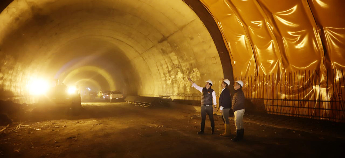 Fotografía del Director General del INVÍAS socializando la construcción del Túnel de La Línea.