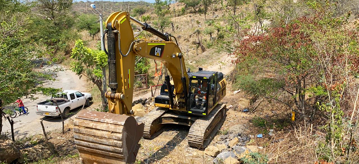 Fotografía de la maquinaria para inicio de obras de la Variante de San Gil.