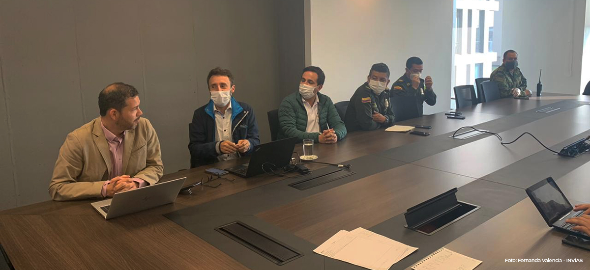 Fotografía de la mesa de trabajo del miento Centro de Logística y Transporte