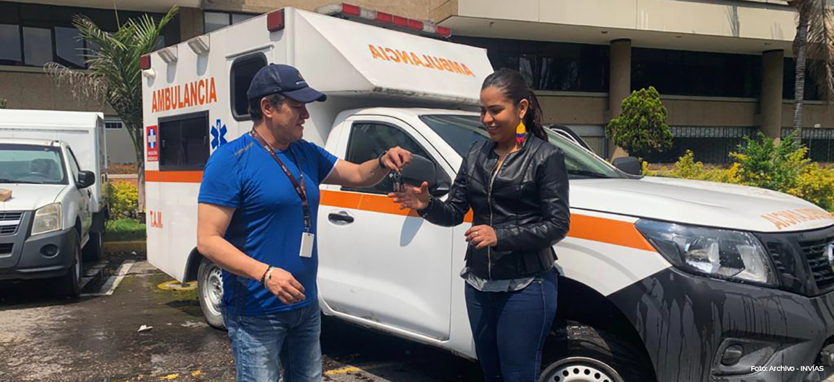 Fotografía de entrega de las llaves de la ambulancia para el municipio de Leticia.