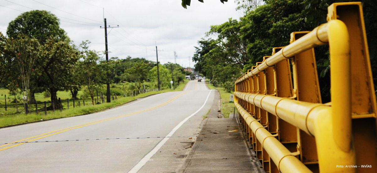 Fotografía de vía con barandal de paso de río en vía construida por el INVÍAS.