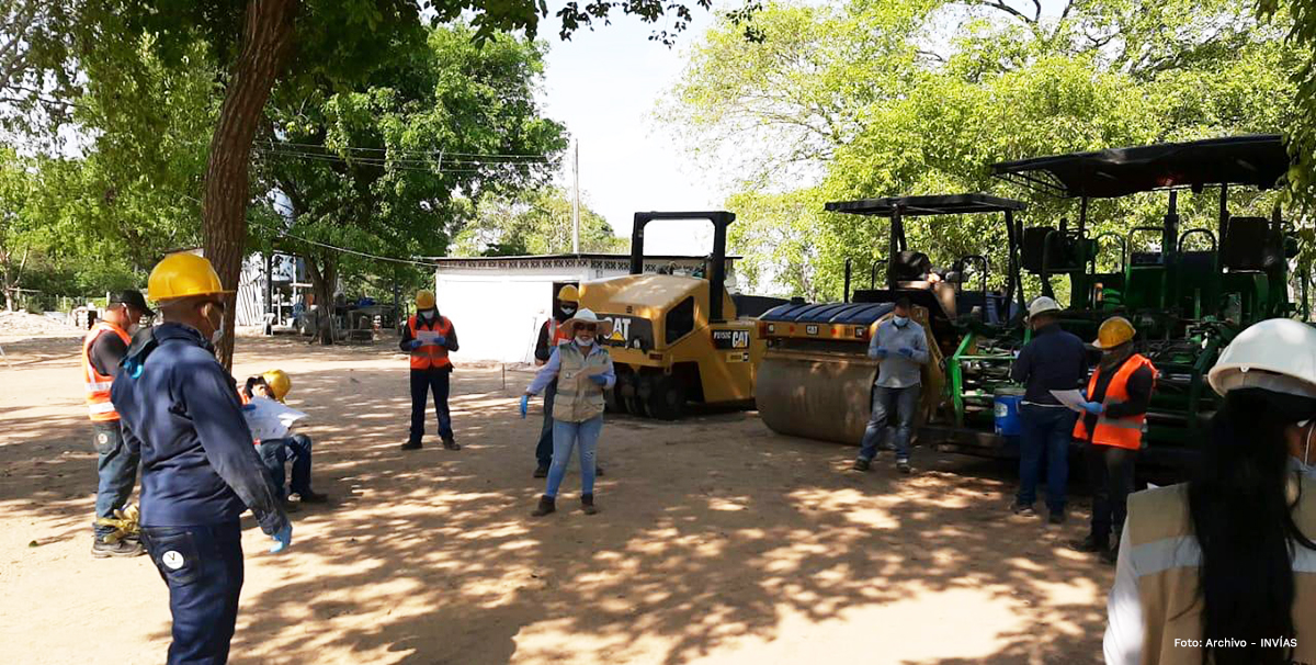 Fotografía servidores del INVÍAS aplicando las medidas del Protocolo de Bioseguridad en obra.