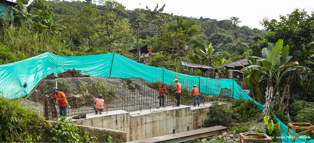 Fotografía colaboradores del INVÍAS trabajando en la reactivación de las obras de la Transversal Quibdó - Medellín.