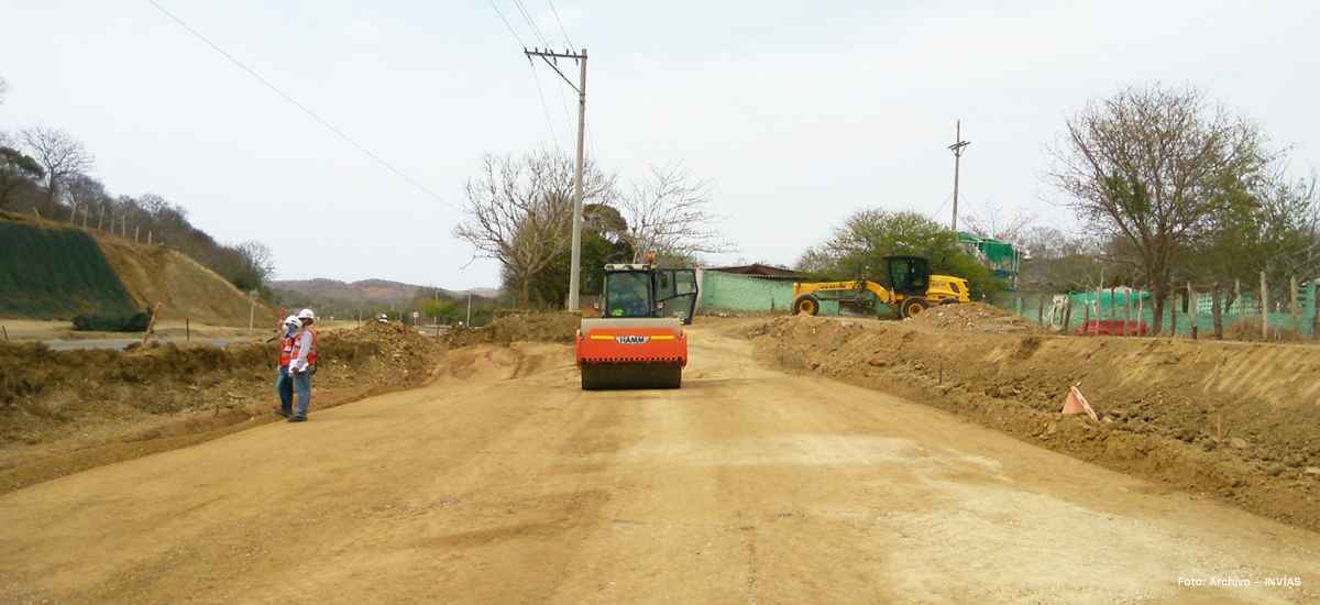 Fotografía colaboradores del INVÍAS en construcción de calzada.