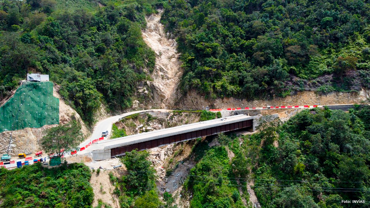 Fotografía del puente que pasa por la vía Los Curos - Málaga.