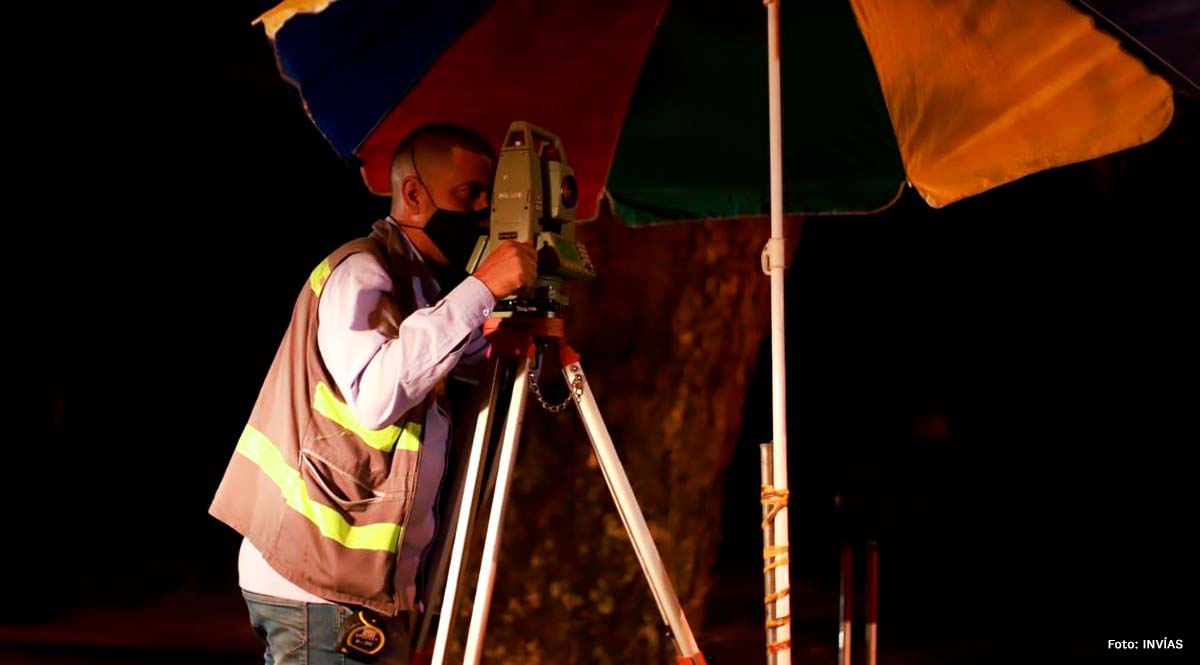 Fotografías de topógrafo del INVÍAS en sus labores para la construcción de las Vías del Samán.