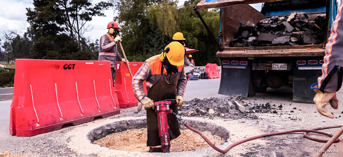 Fotografía de trabajadores del INVÍAS en labores de mantenimiento a vías del país.
