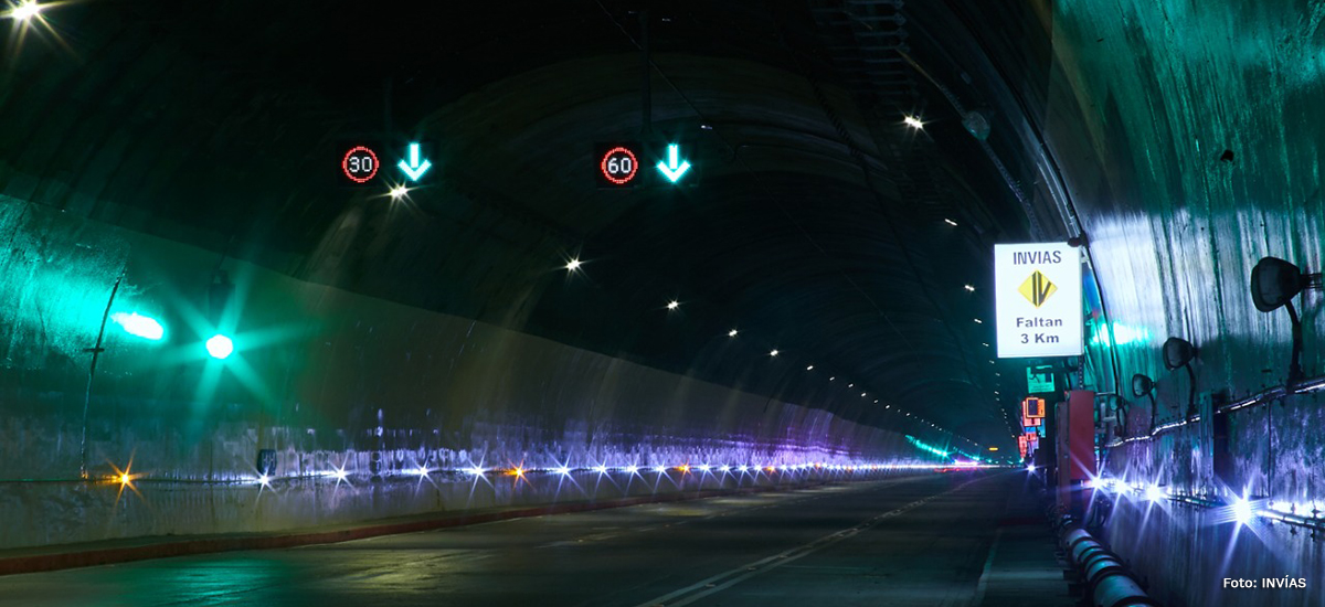 Fotografía interior del túnel de La Línea que muestra diversos sistemas tecnológicos de su infraestructura.