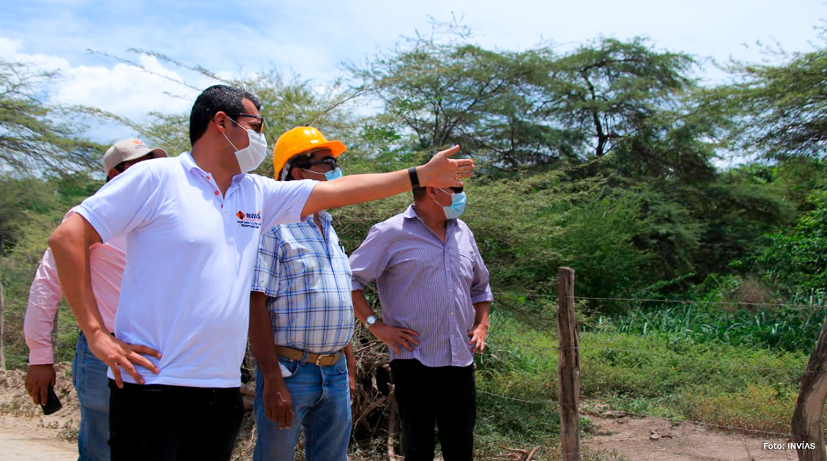 Fotografía del Director Técnico del INVÍAS, junto con el equipo de trabajo en Magdalena.