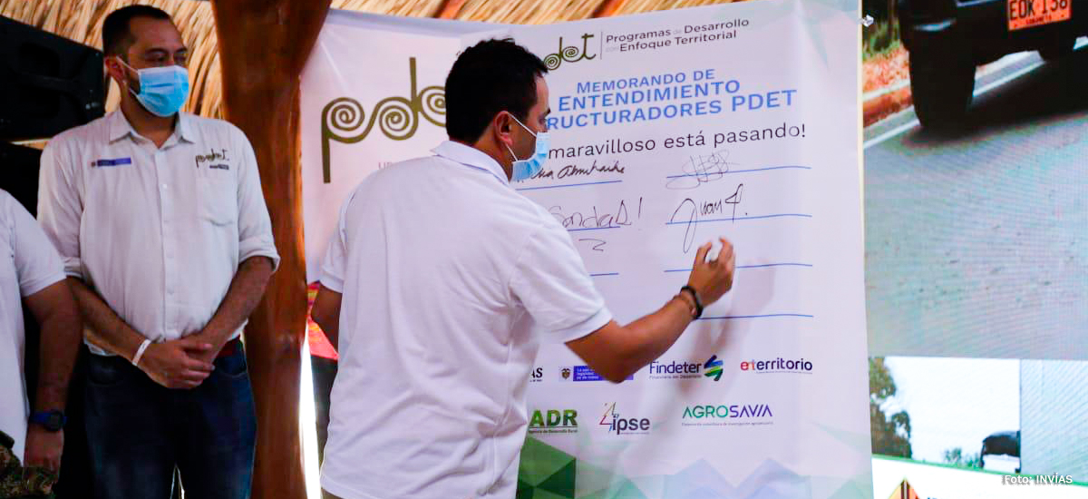 Fotografía del Director General del INVÍAS, Juan Esteban Gil durante la firma de la formulación y gestión en proyectos PDET.