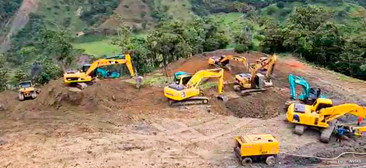 Fotografía de maquinaria pesada del INVÍAS realizando los trabajos para recuperar movilidad por la vía Sogamoso - Yopal, en Casanare.