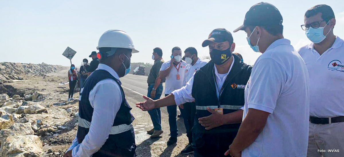 Fotografía del director general del INVÍAS, Juan Esteban Gil revisando el plan de cumplimiento de la carretera del Caribe.