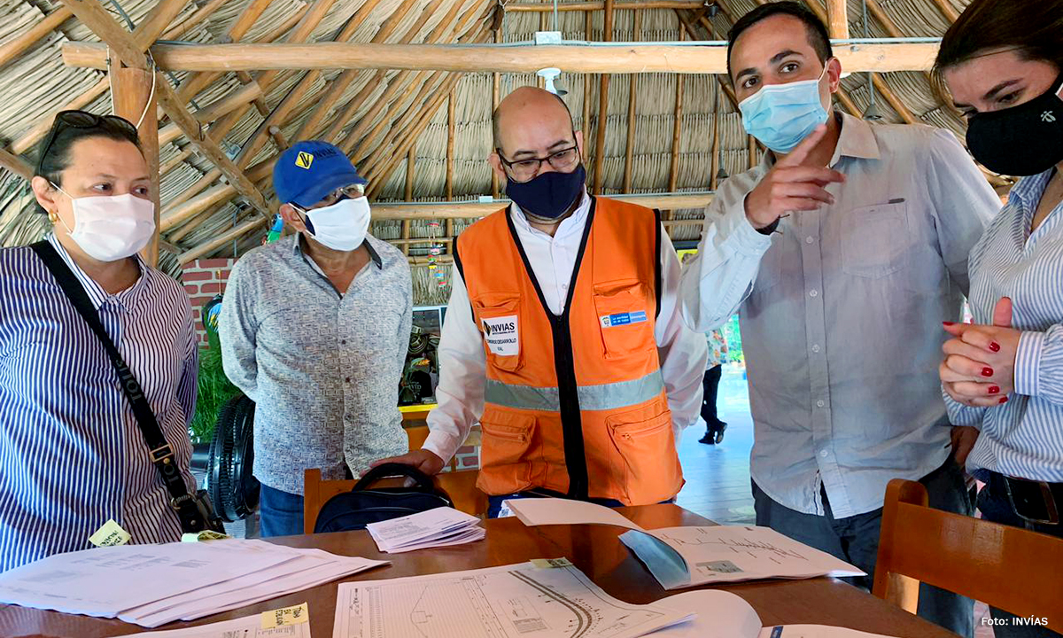 Fotografía del director general del INVÍAS, Juan Esteban Gil revisando el plan de cumplimiento de la carretera del Caribe.