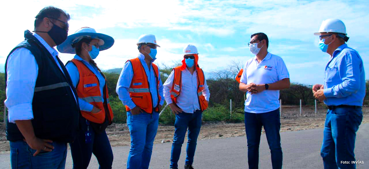 Fotografía del Director Técnico del INVÍAS y su equipo de trabajo, durante su visita de inspección en el Magdalena.