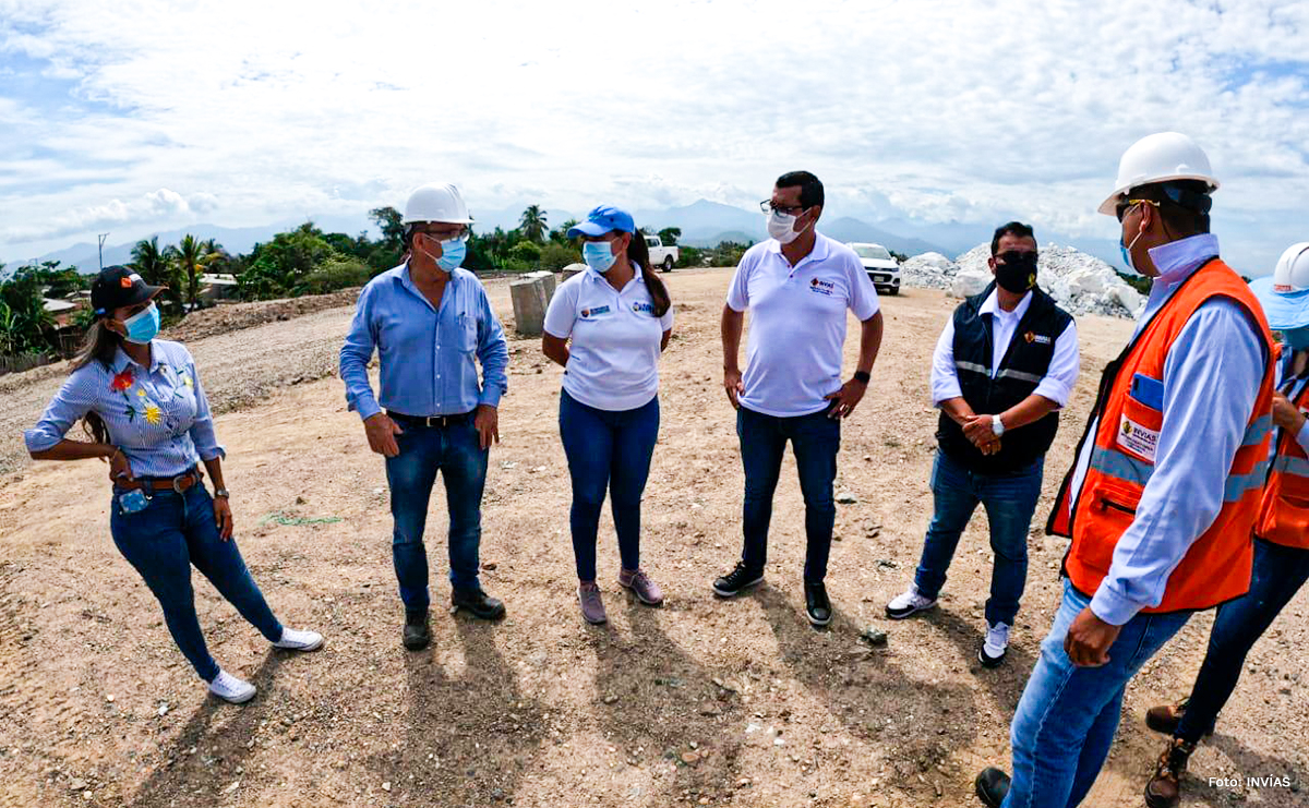 Fotografía del Director Técnico del INVÍAS y su equipo de trabajo, durante su visita de inspección en el Magdalena.