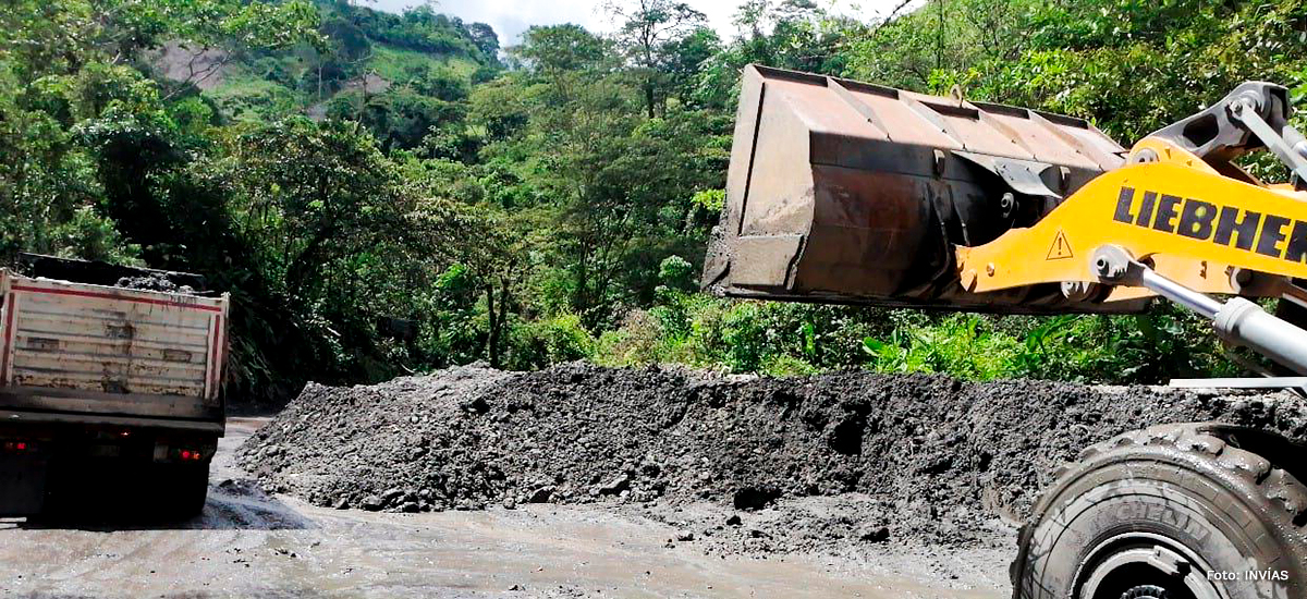 Fotografía del trabajo de remoción de escombros con maquinaria pesada de la vía Sogamoso - Aguazul.