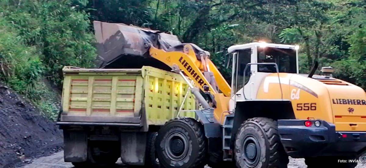 Fotografía del trabajo de remoción de escombros con maquinaria pesada de la vía Sogamoso - Aguazul.
