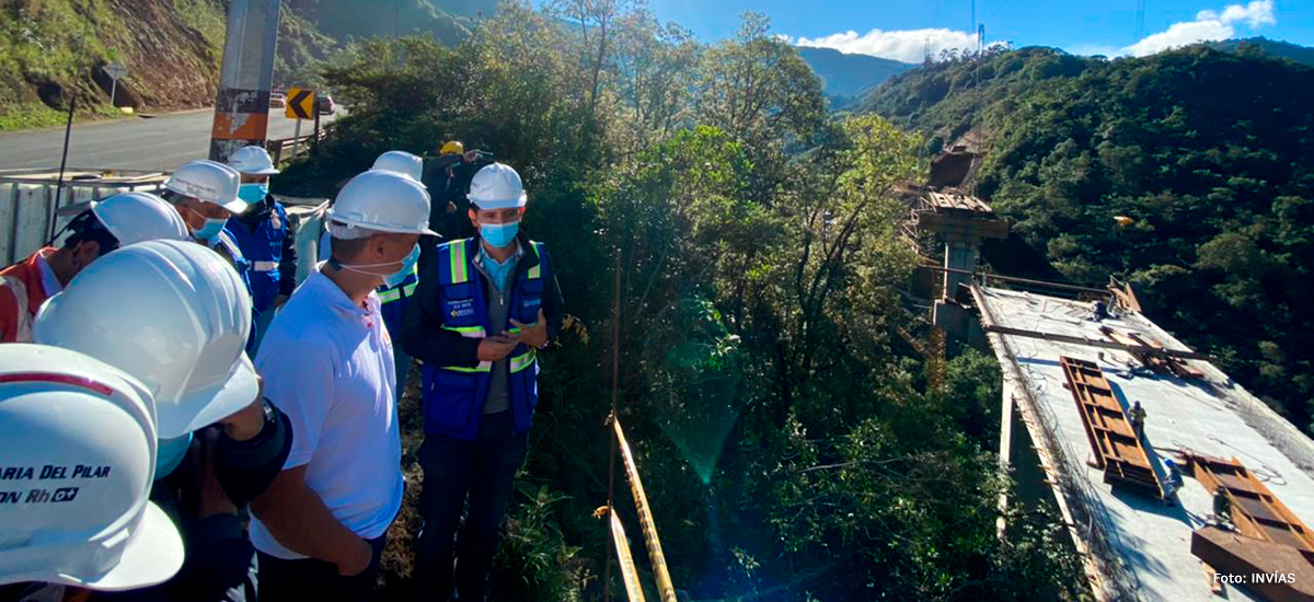 Fotografía del Director Operativo y de Ejecución del INVÍAS, Juan Esteban Romero, junto a su equipo de ingenieros durante el desarrollo de un viaducto.
