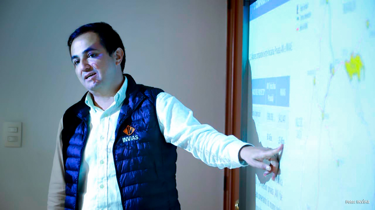 Fotografía del director general del INVÍAS, Juan Esteban Gil durante la exposición del plan de modernización y sus avances.