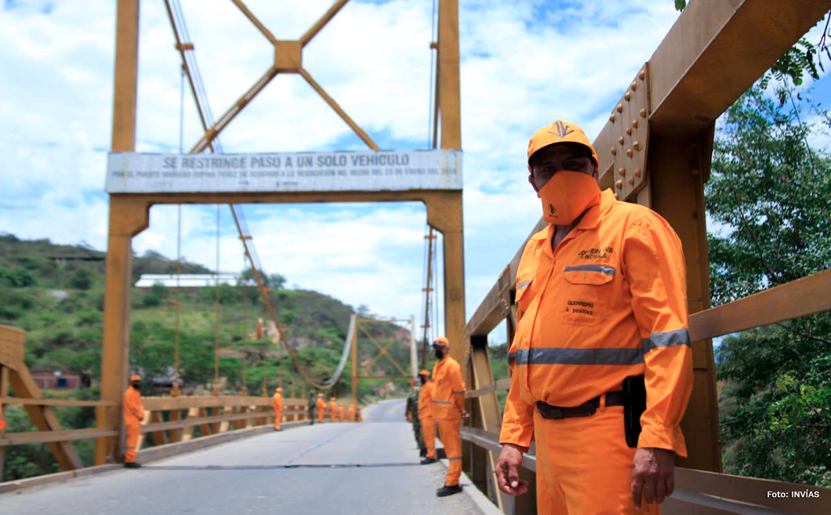 Fotografía de trabajadores del INVÍAS.