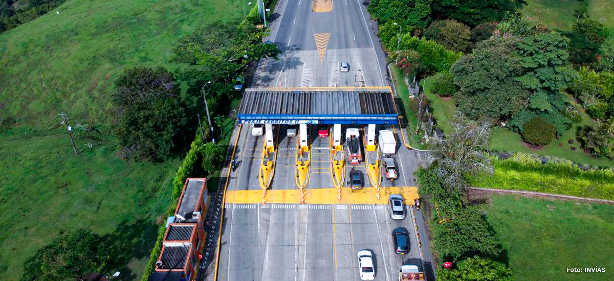 Fotografía aérea de estación de recaudo de peajes Cerritos II a cargo del INVÍAS.