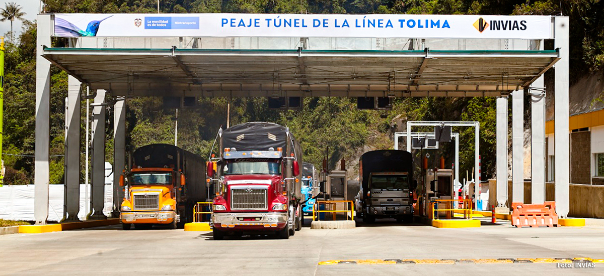 Fotografía del tránsito vehicular en el peaje del túnel de La Línea, sector Tolima.