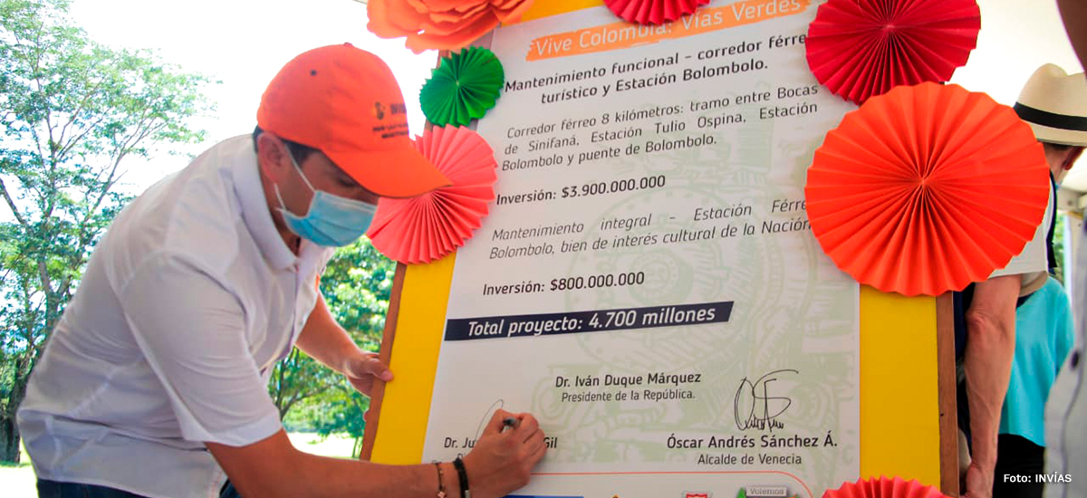 Fotografía del Director General del INVÍAS, Juan Esteban Gil, durante su firma del proyecto en el encuentro.