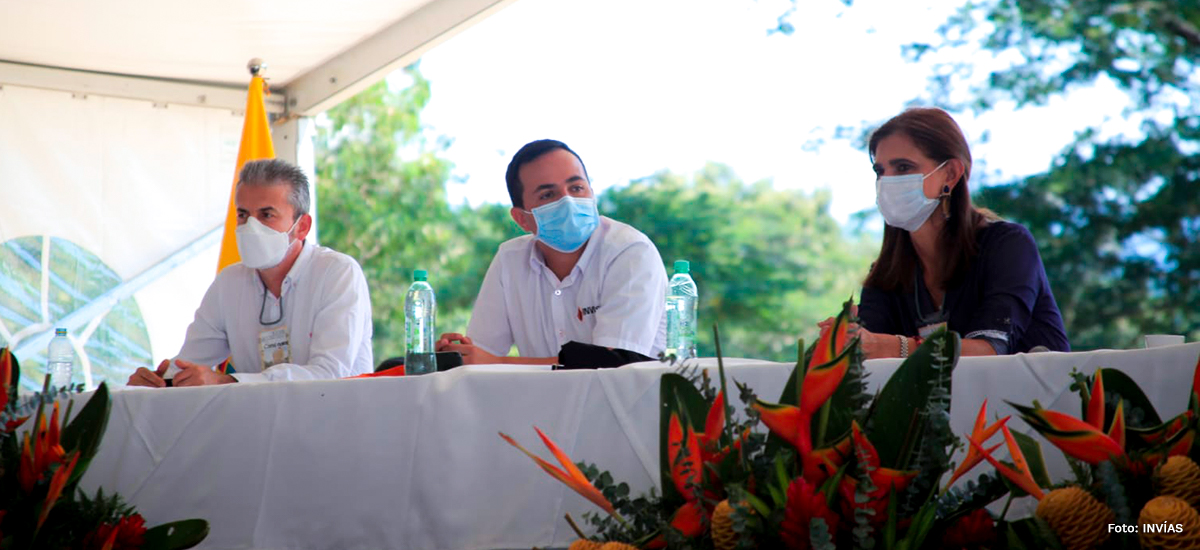 Fotografía de la Ministra de Transporte, Ángela María Orozco, el Director General del INVÍAS, Juan Esteban Gil y la mesa del encuentro.