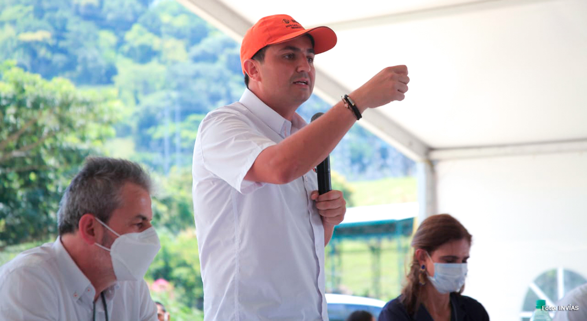 Fotografía del director general del INVÍAS, Juan Esteban Gil durante su intervención en el encuentro.