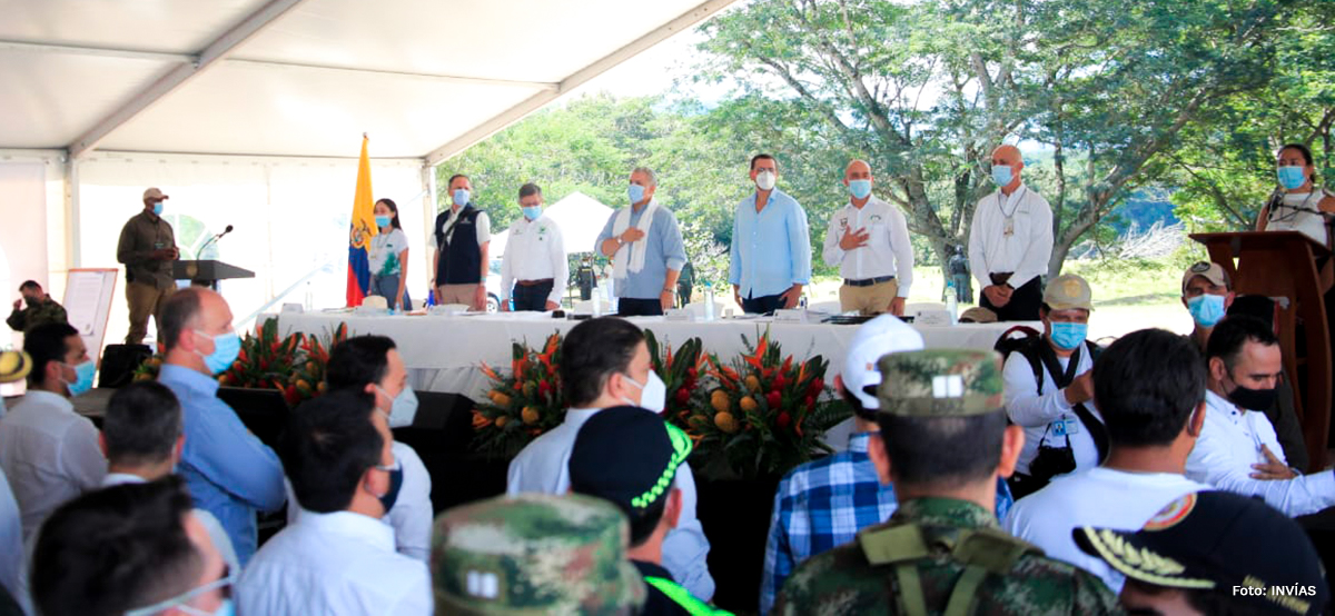 Fotografía de la mesa directiva que participó el encuentro.