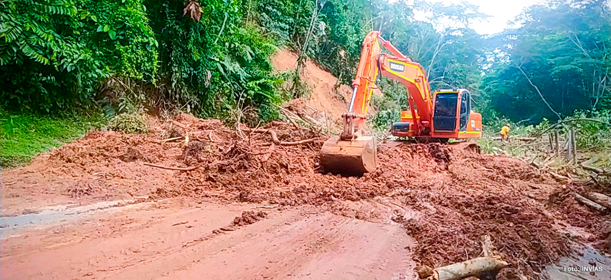 Fotografía de maquinaria pesada en los trabajos de remoción de escombros en la vía Santuario - Caño Alegre.