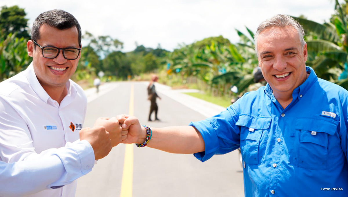 Fotografía del Director Técnico y de Estructuración del INVÍAS, Guillermo Toro y el Gobernador del Quindío, Roberto Jairo Jaramillo.