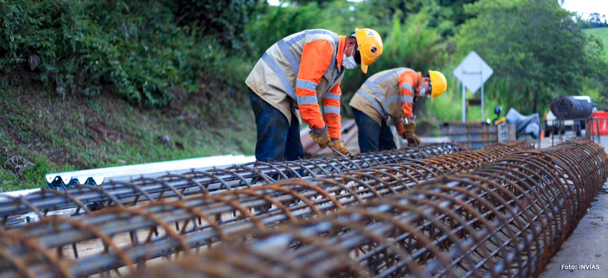 Fotografía de trabajadores del INVÍAS en sus labores de construcción de carreteras.