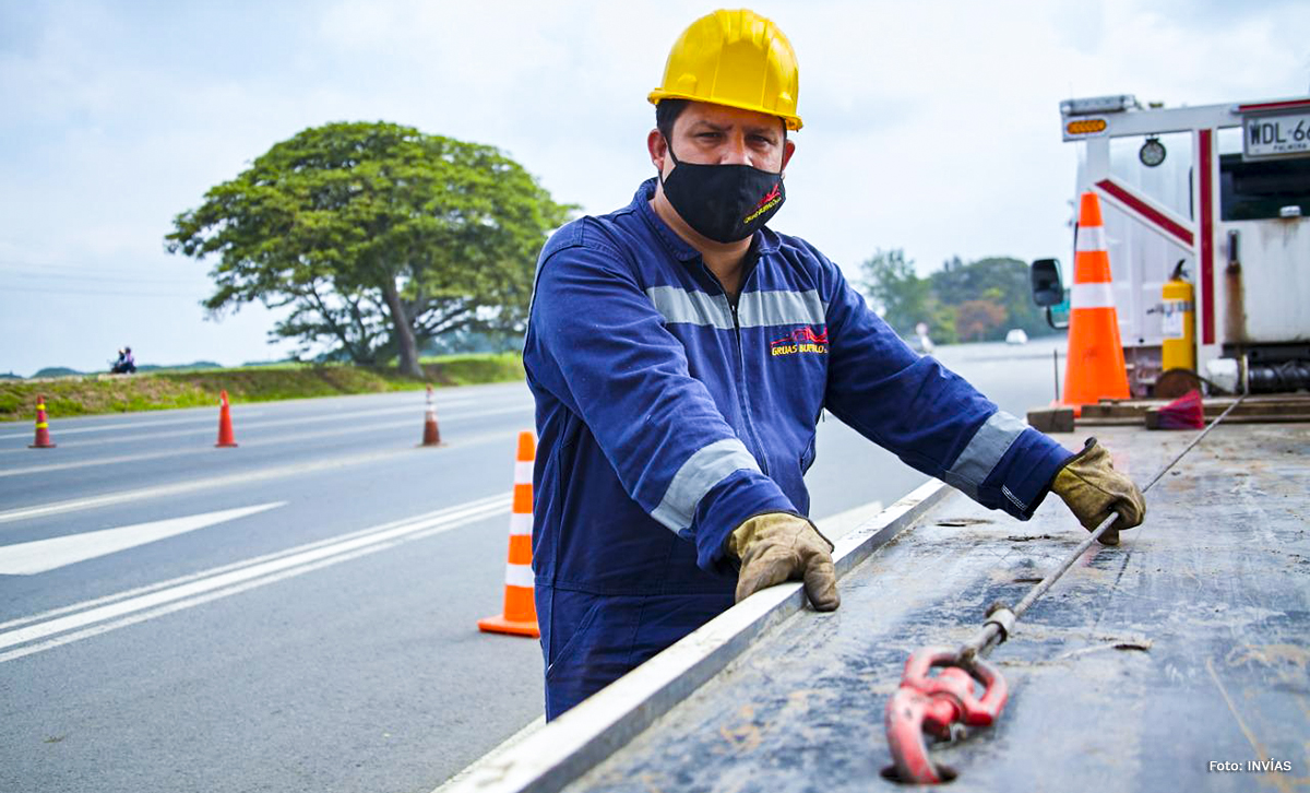 Fotografía de trabajador del INVÍAS en su grúa que presta sus servicios en las carreteras del país.