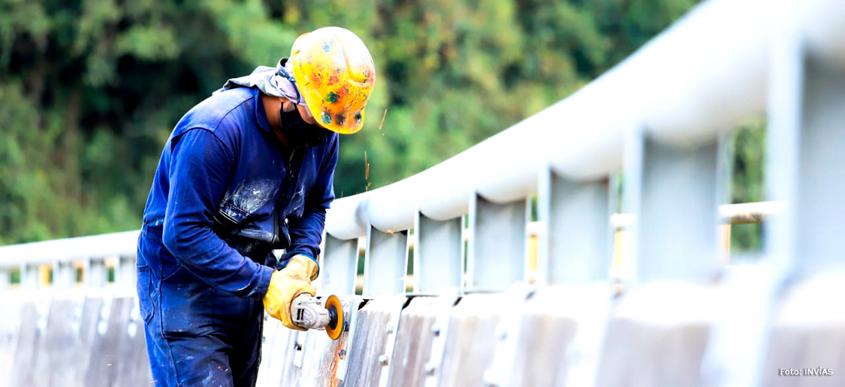 Fotografía de trabajador del INVÍAS realizando trabajos finales en las obras del Cruce de la Cordillera Central.