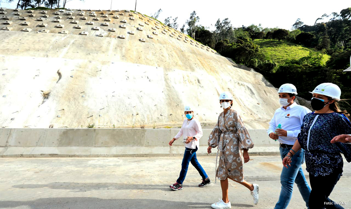 Fotografía de la Ministra de Transporte, Ángela María Orozco, el Director General del INVÍAS, Juan Esteban Gil y el equipo con el que estuvieron recorriendo las obras.