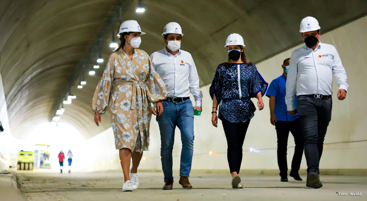 Fotografía de la Ministra de Transporte, Ángela María Orozco, el Director General del INVÍAS, Juan Esteban Gil y el equipo con el que estuvieron haciendo la visita a las obras.