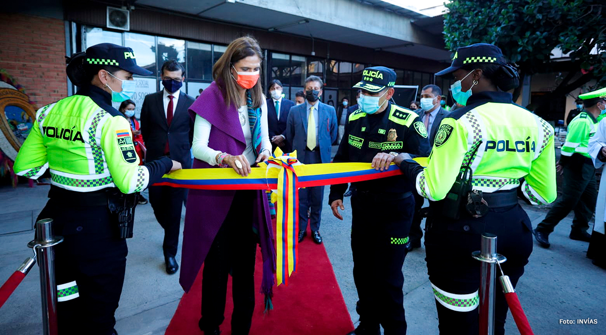 Fotografía de la Ministra de Transporte, Ángela María Orozco durante su inauguración de la nueva flota automotríz.