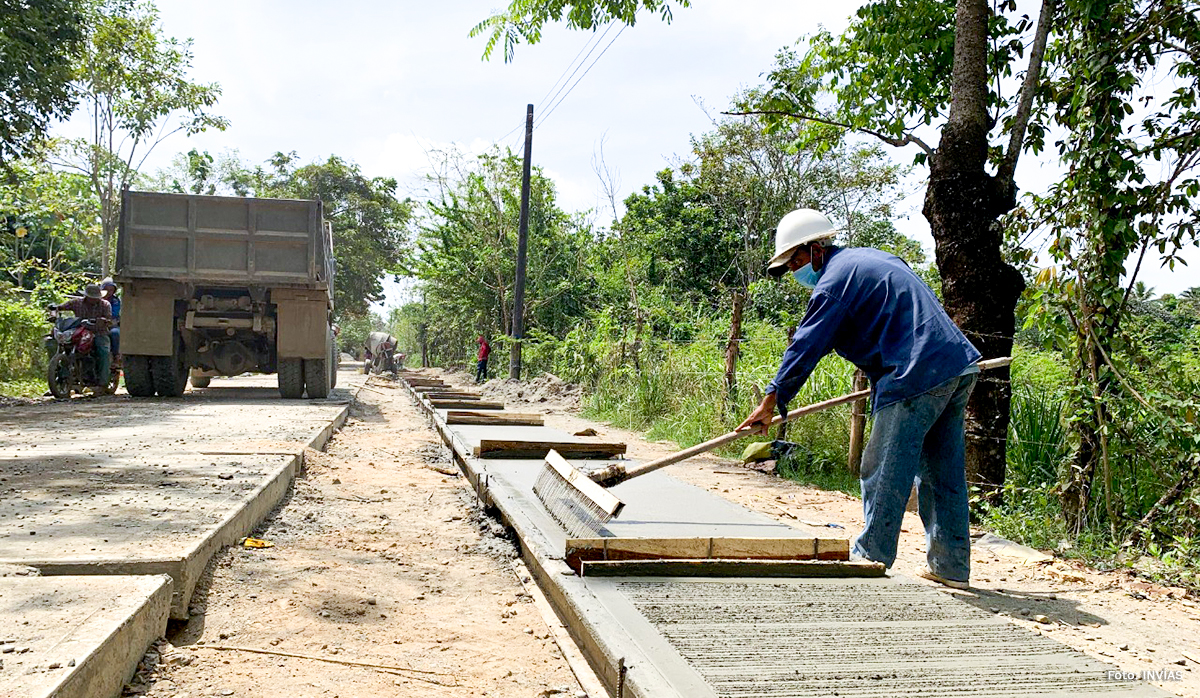 Fotografía de trabajador del INVÍAS en trabajos de construcción de vía terciaria en San Jacinto, Bolívar.