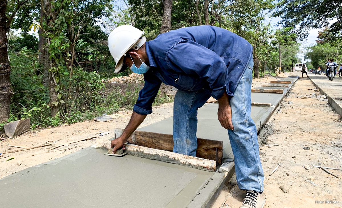 Fotografía de trabajador del INVÍAS en trabajos de construcción de placa huella en San Jacinto, Bolívar.