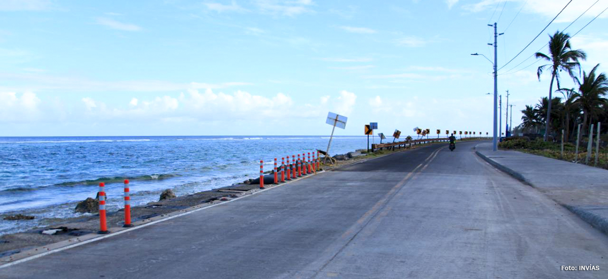 Fotografía de la vía circunvalar reconstruida en San Andrés.