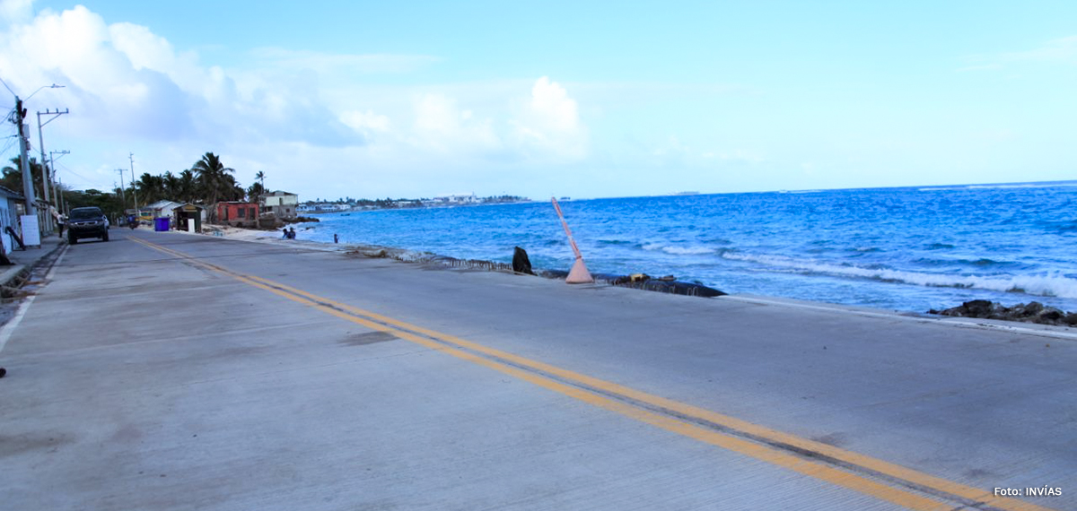 Fotografía de la vía circunvalar reconstruida en San Andrés.