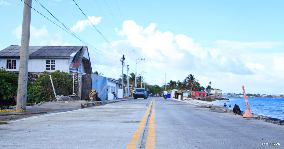 Fotografía de la vía circunvalar reconstruida en San Andrés.