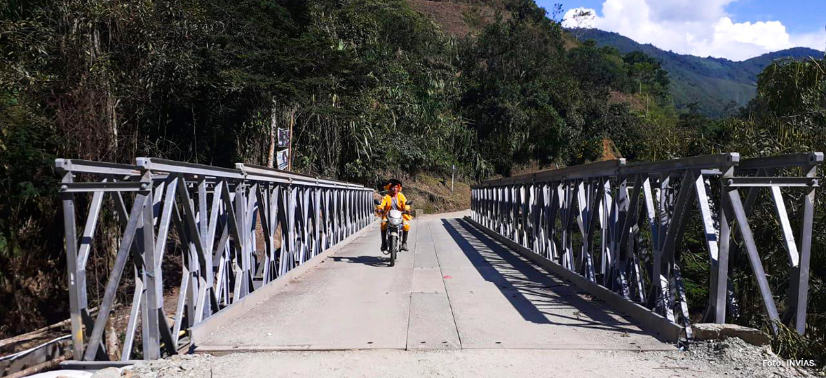 Fotografía de tránsito por el puente metálico de las comunidades de Caloto y Toribío.