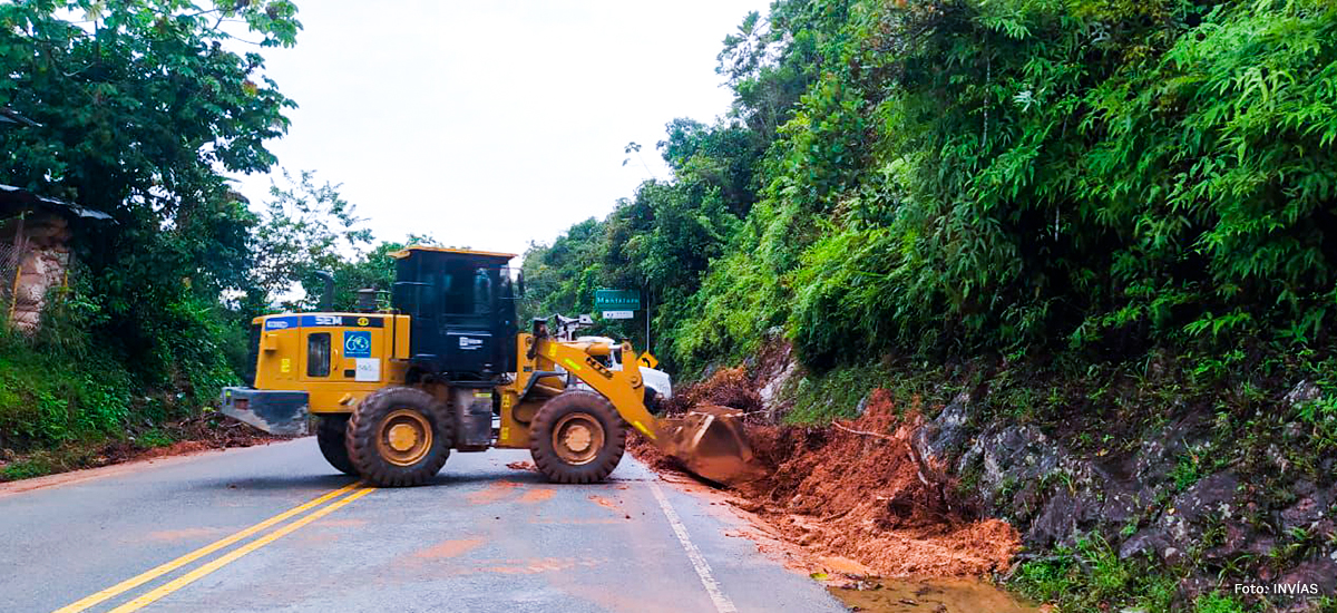 Fotografía de maquinaria pesada en las obras de remoción de escombros de la vía Santuario - Caño Alegre, Antioquia que permitió el paso total restringido.