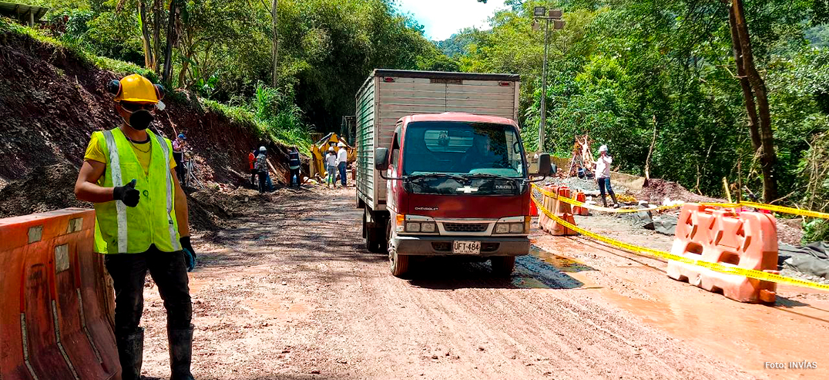 Fotografía del tránsito vehicular en la recuperada vía antigua hacia el Llano.