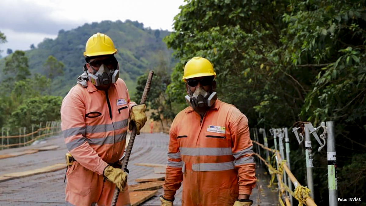 Fotografía de trabajadores del INVÍAS en labores de construcción de vías.