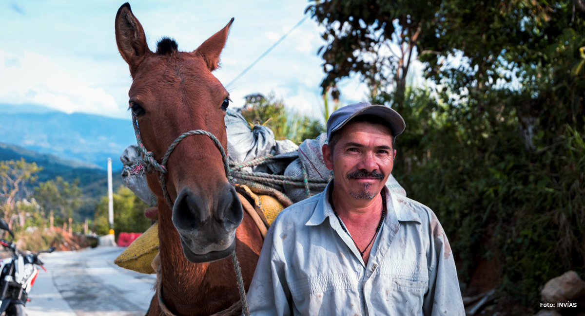 Fotografía de campesino beneficiario de las vías terciarias construidas por el INVÍAS.