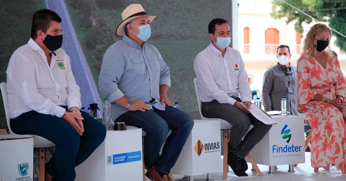 Fotografía del presidente de La República, Iván Duque Márquez, el Gobernador del Valle, la viceministra de Infraestructura y el Director General del INVÍAS, Juan Esteban Gil durante el anuncio.