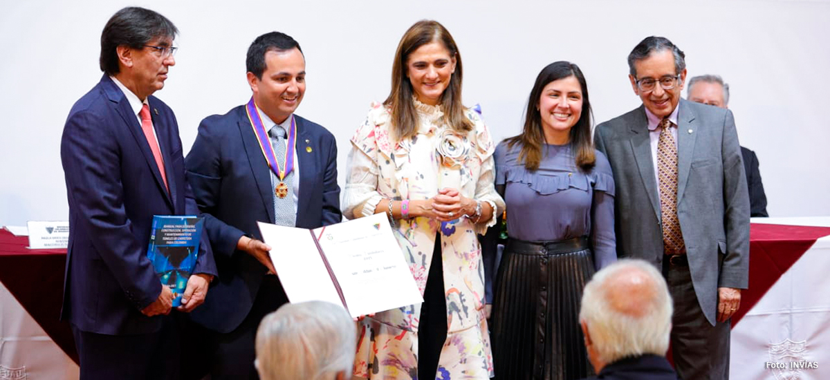Fotografía de la entrega al Director General del INVÍAS, Juan Esteban Gil, el premio Fundadores.